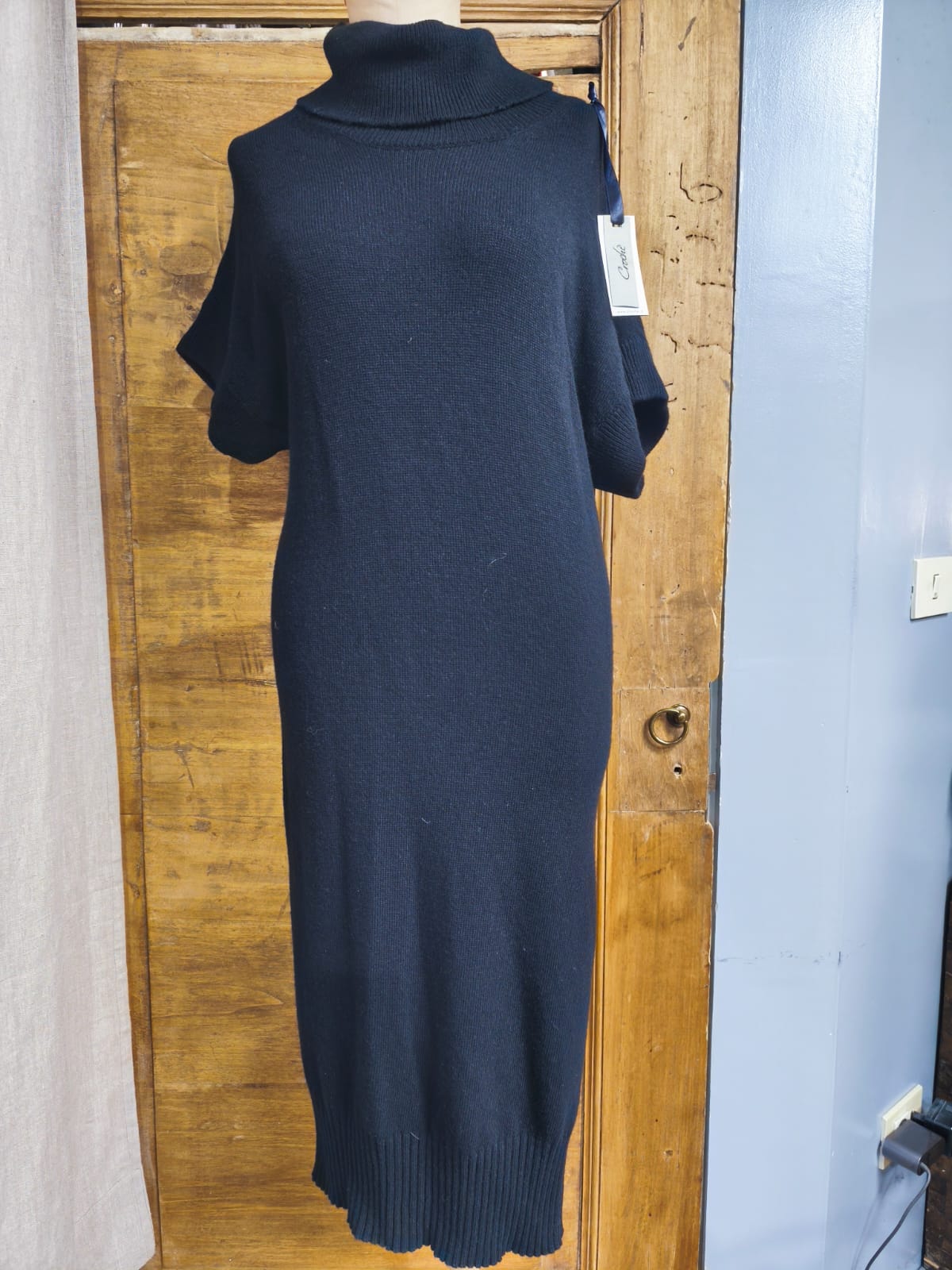 Abito nero in lana, manica corta, collo ad anello, spacco laterale