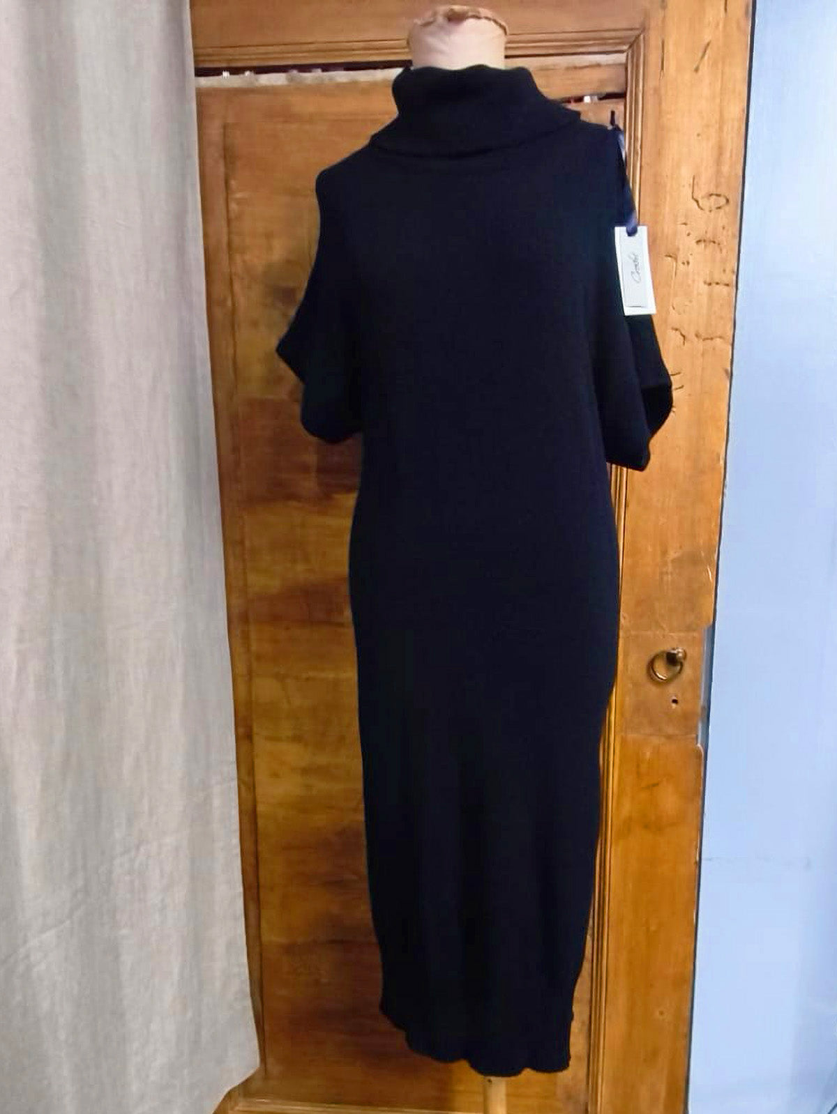 Abito nero in lana, manica corta, collo ad anello, spacco laterale