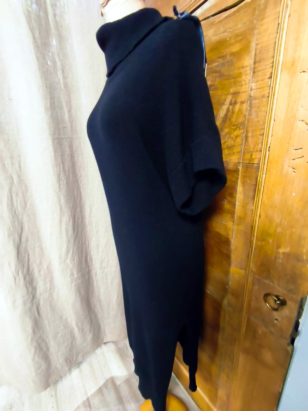 Abito nero in lana, manica corta, collo ad anello, spacco laterale