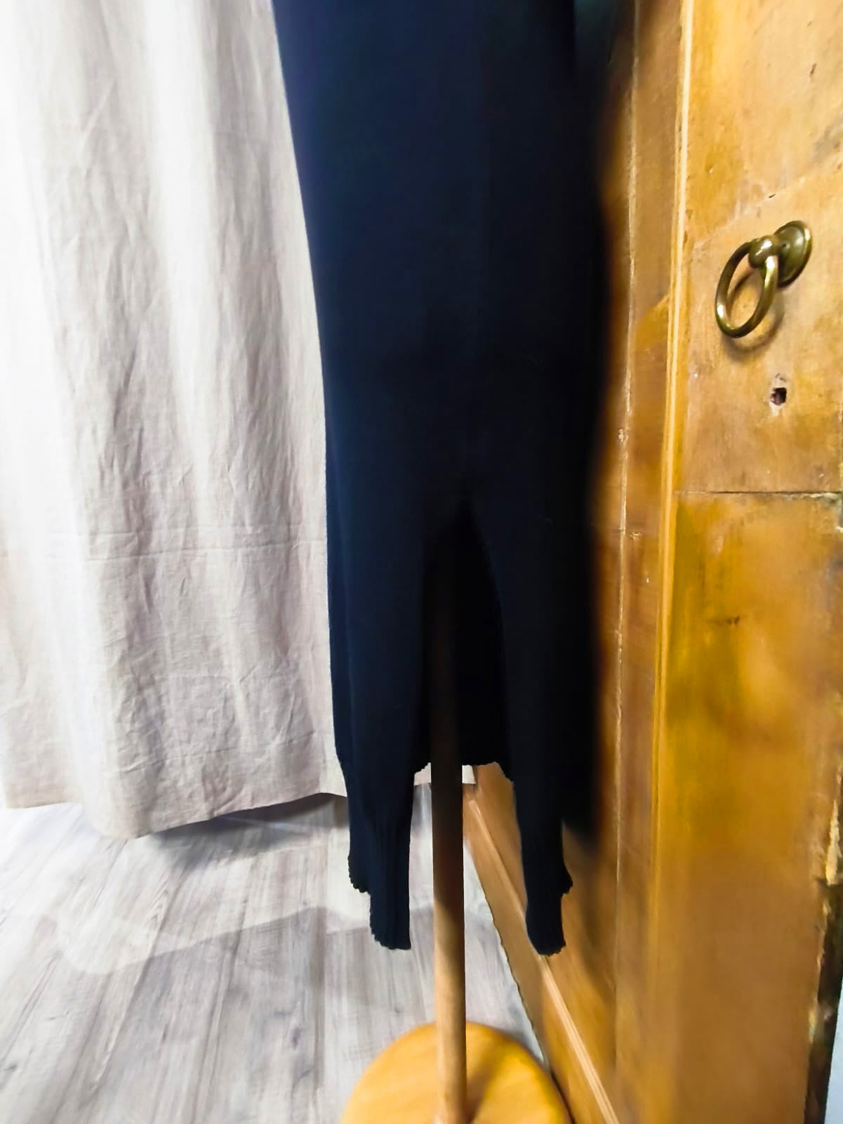 Abito nero in lana, manica corta, collo ad anello, spacco laterale