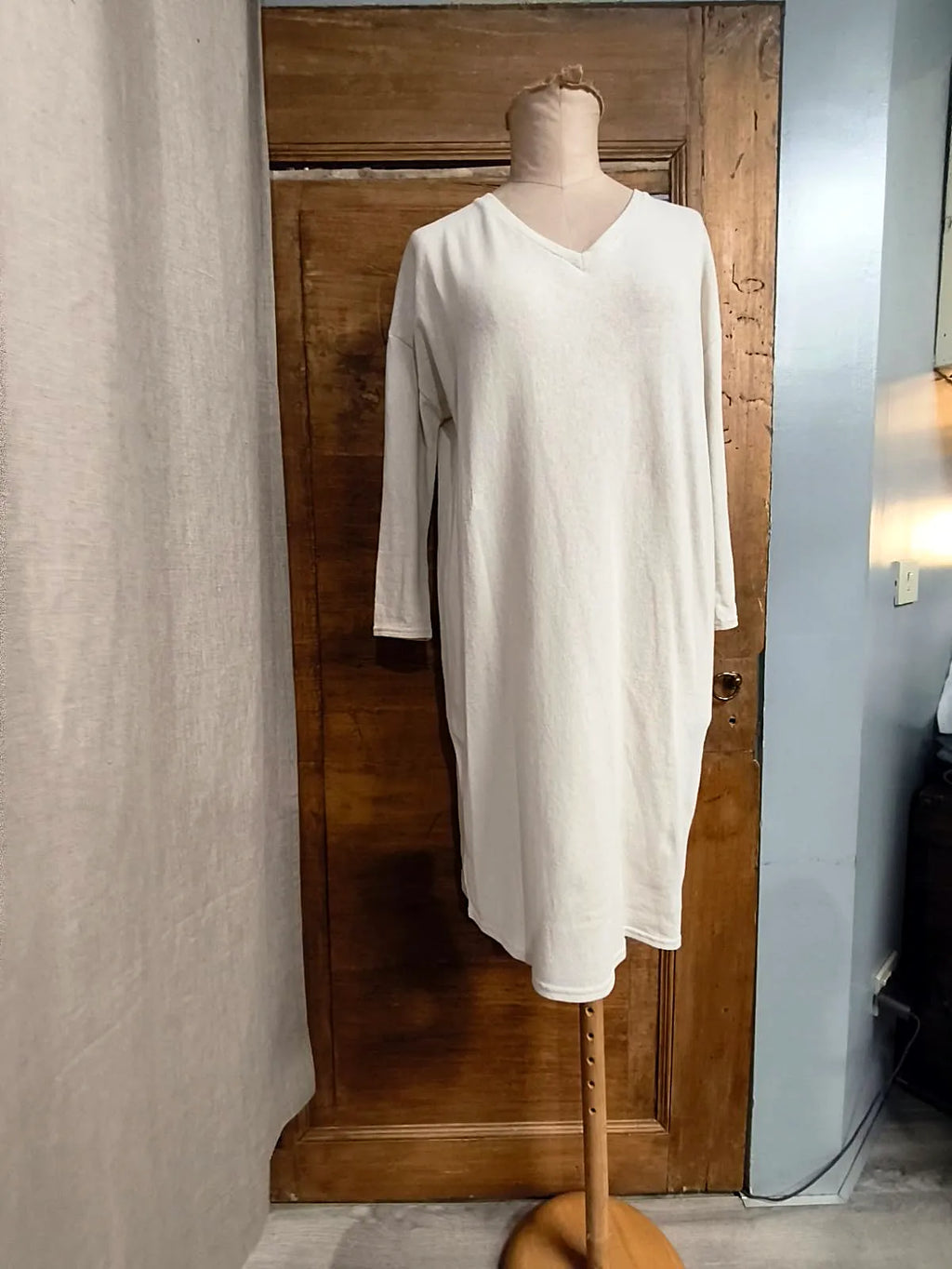 Abito longuette in maglia di cotone, scollo a V, color panna