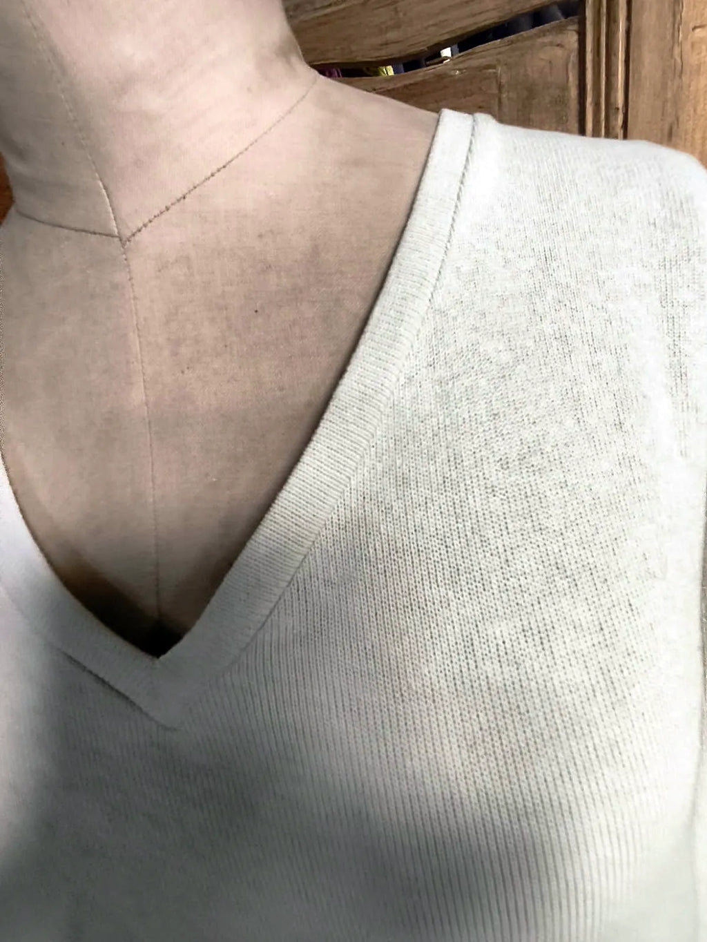 Abito longuette in maglia di cotone, scollo a V, color panna