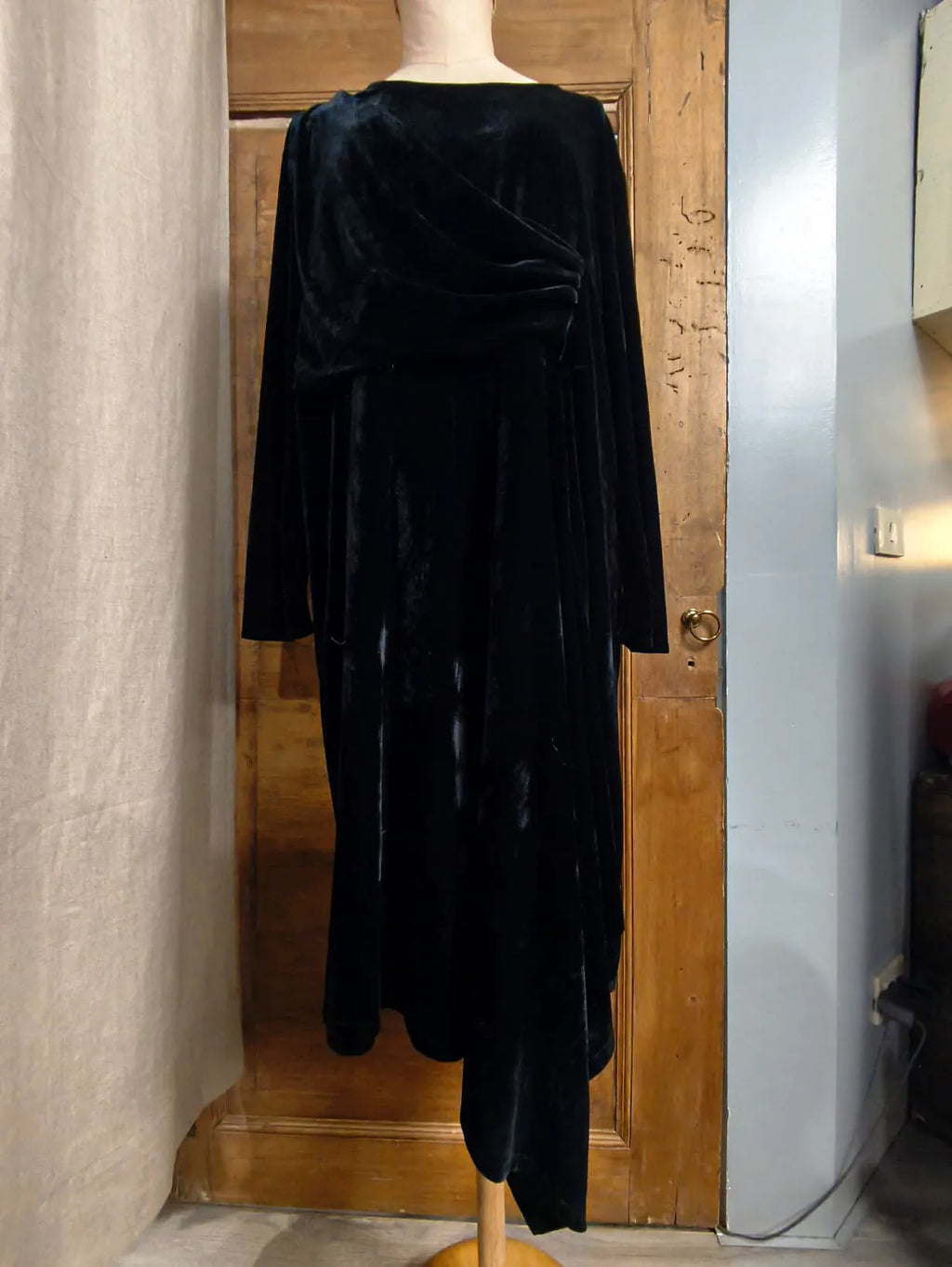 ABITO IN VELLUTO NERO, ASIMMETRICO, CON ZIP DIETRO, VESTIBILITA' 50-52