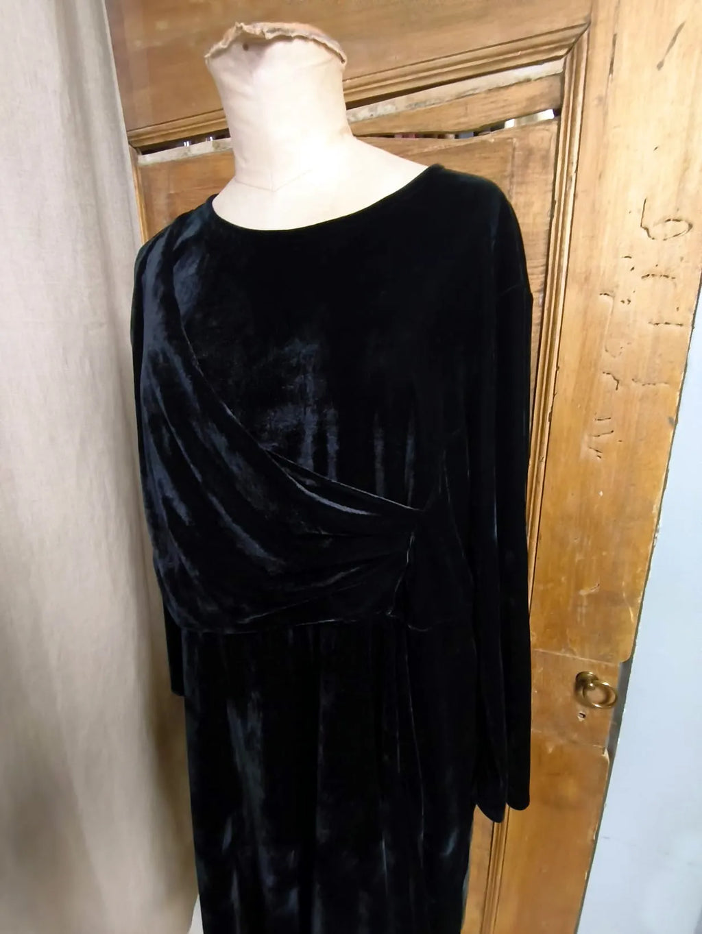 ABITO IN VELLUTO NERO, ASIMMETRICO, CON ZIP DIETRO, VESTIBILITA' 50-52
