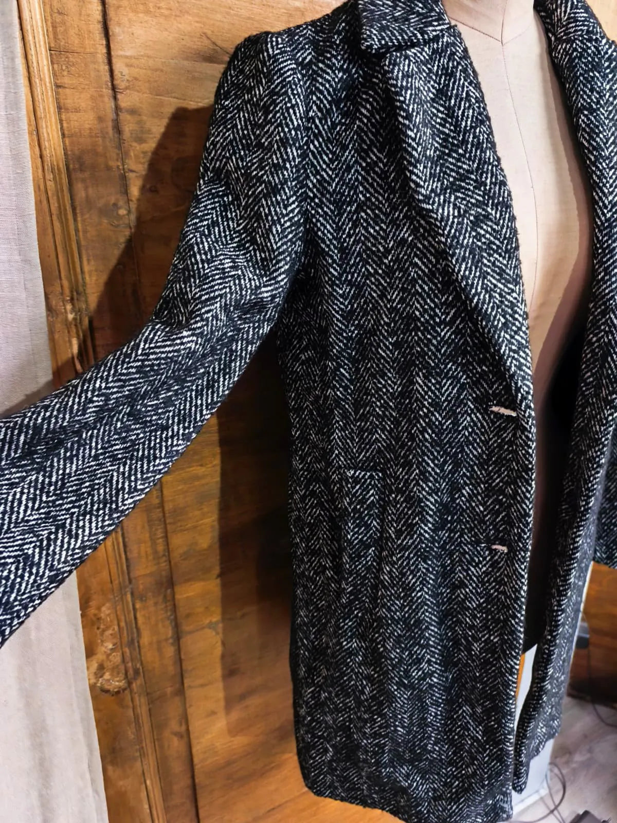 Cappottino corto spigato, Tasca a filetto