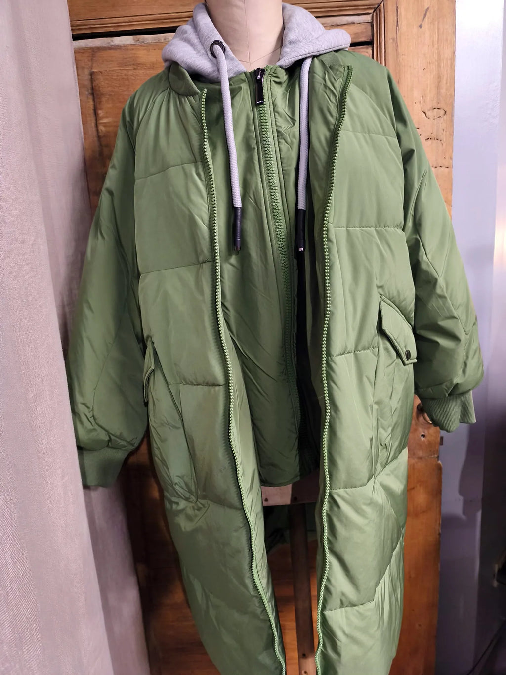 PIUMINO/CAPPOTTO CON DOPPIA ZIP, CAPPUCCIO IN FELPA