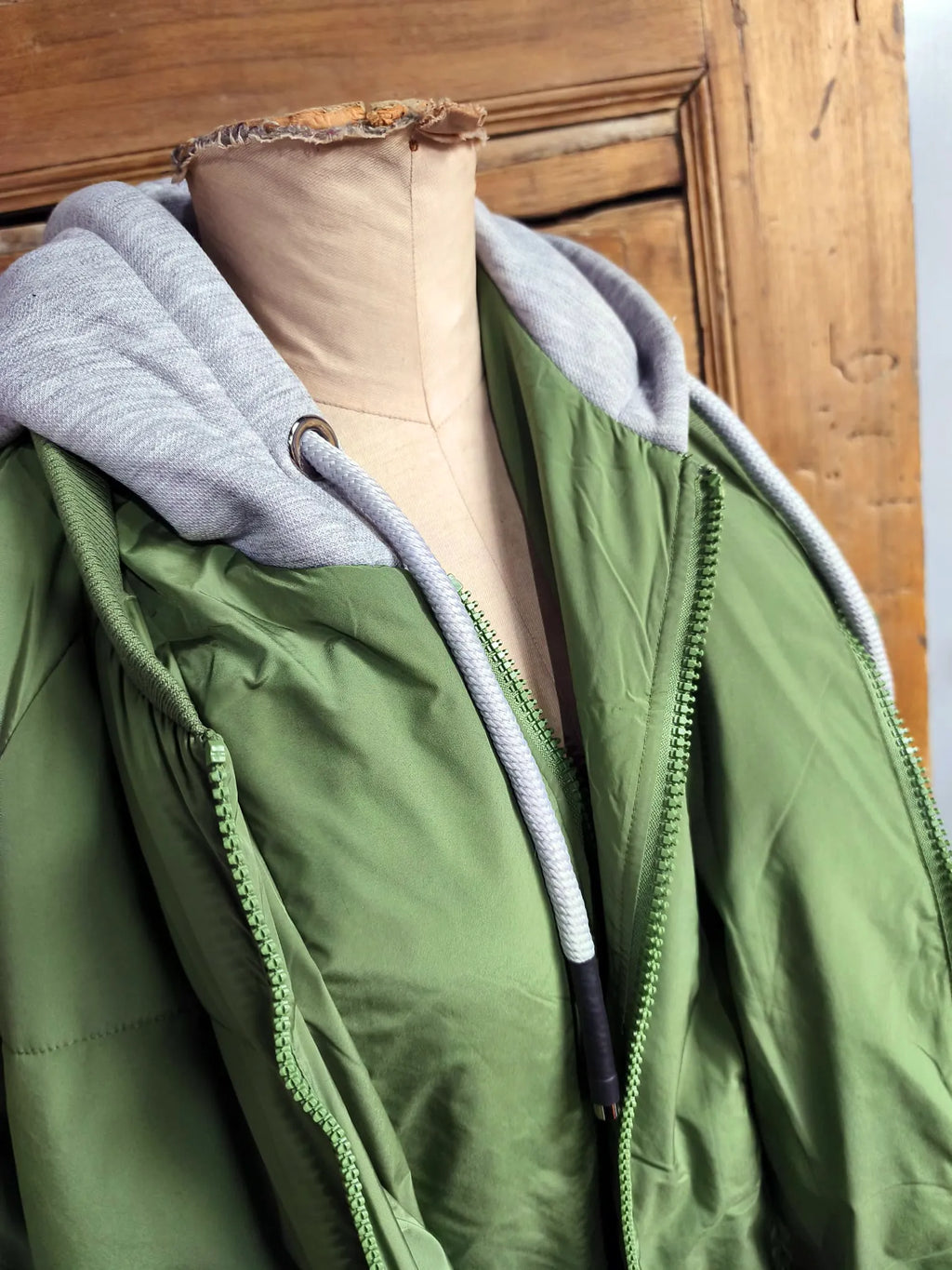 PIUMINO/CAPPOTTO CON DOPPIA ZIP, CAPPUCCIO IN FELPA