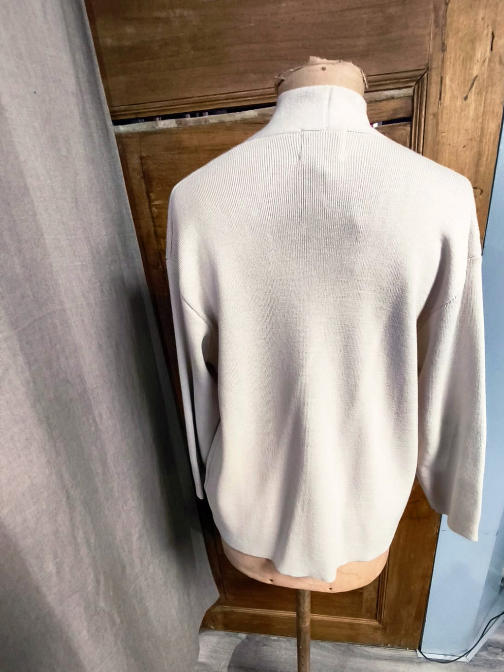 Cardigan corto, senza collo, con tasche a toppa