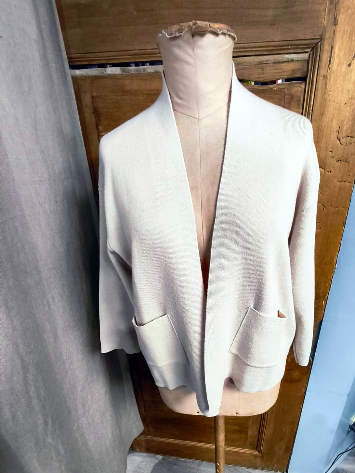 Cardigan corto, senza collo, con tasche a toppa