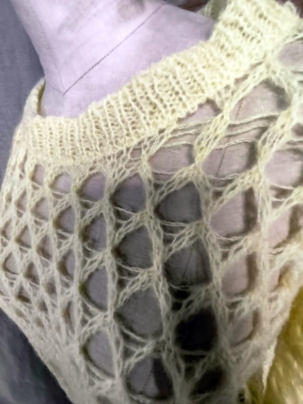 Maglia traforata, misto mohair, giallo chiaro