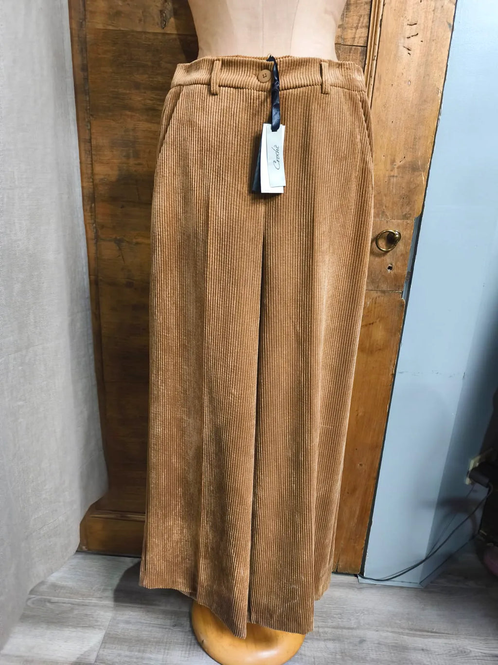 Pantalone in velluto, modello palazzo, color cammello