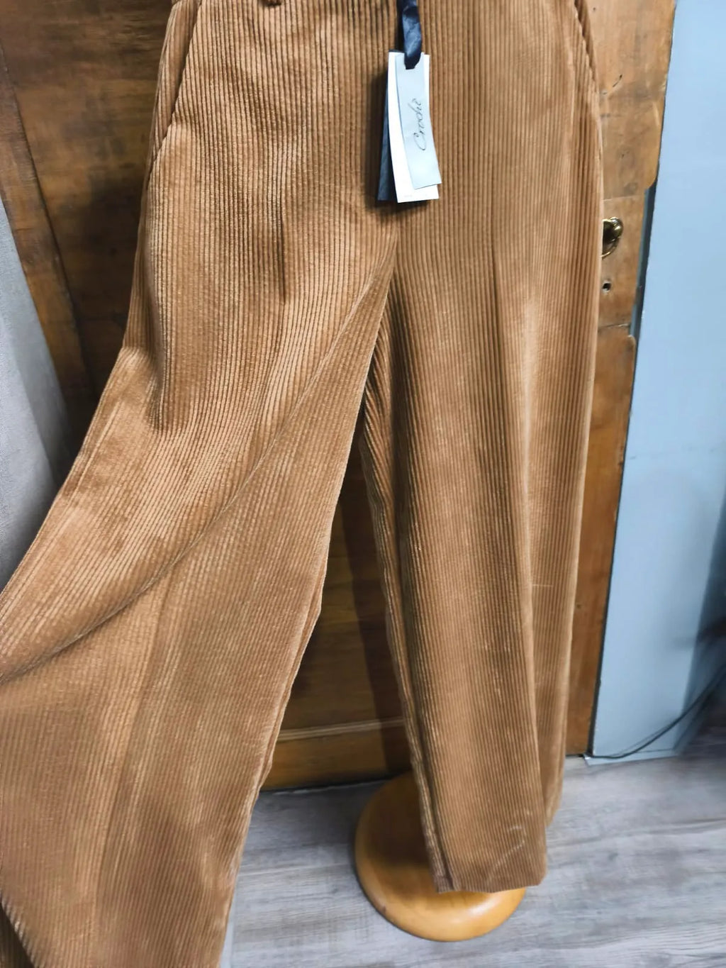 Pantalone in velluto, modello palazzo, color cammello