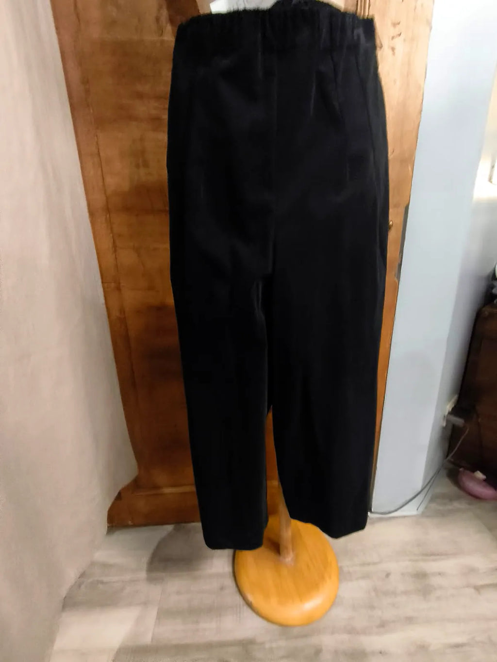 Pantalone nero, millerighe in velluto, modello largo, corto, con tasca a filetto