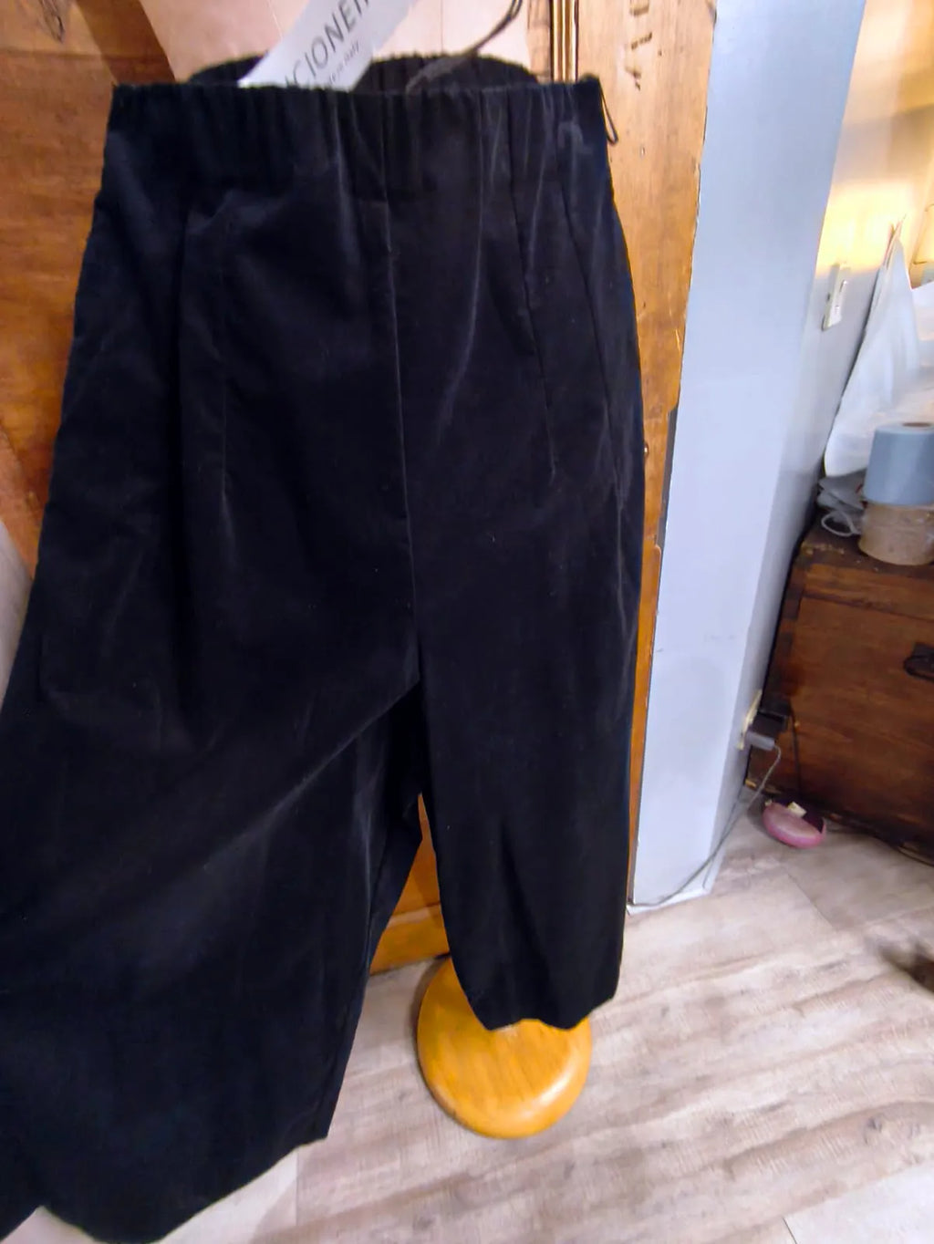 Pantalone nero, millerighe in velluto, modello largo, corto, con tasca a filetto