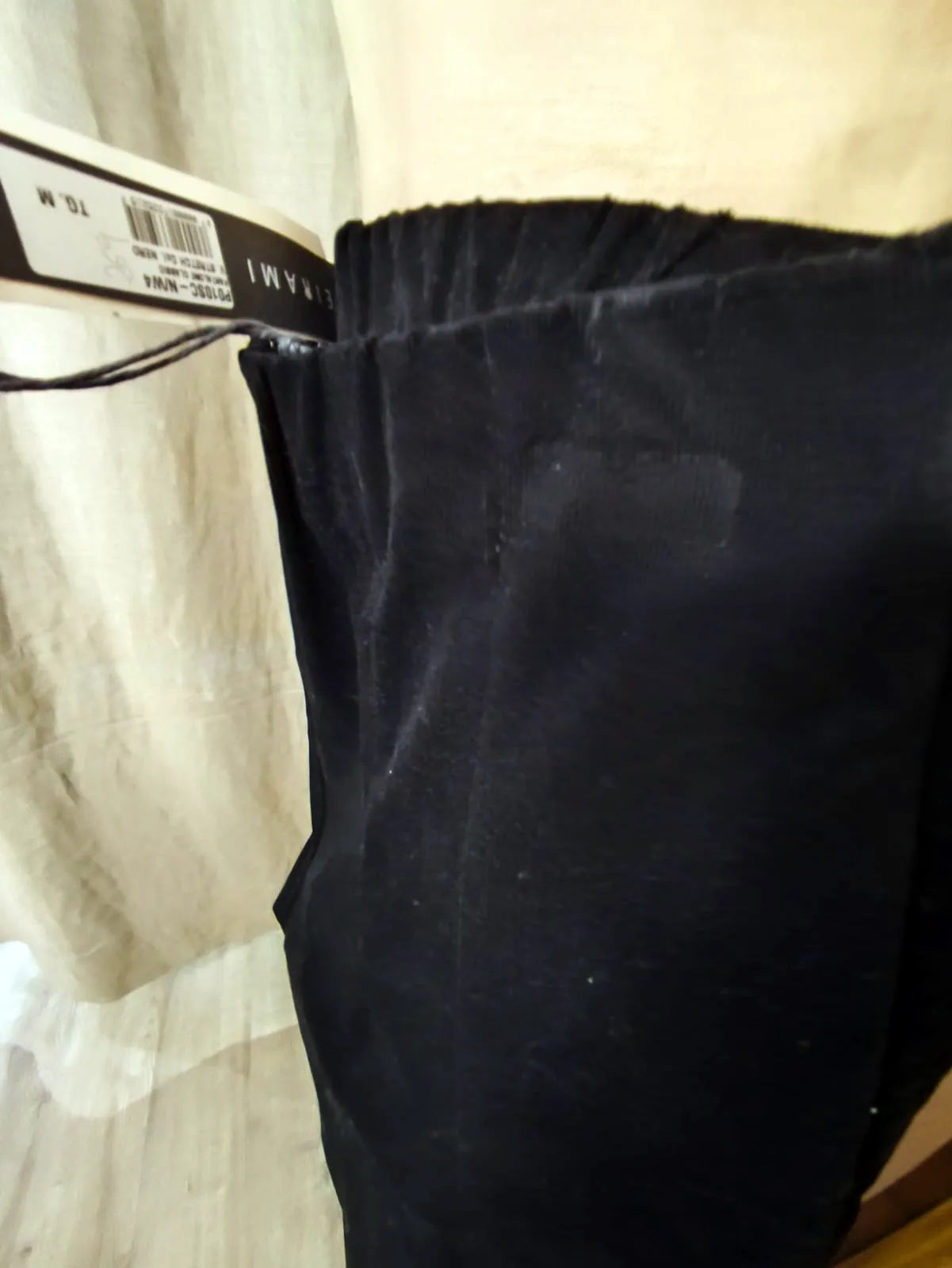Pantalone nero, millerighe in velluto, modello largo, corto, con tasca a filetto