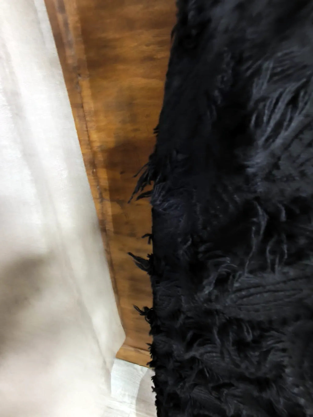 Pantalone nero con lavorazione 3D tono su tono, modello dritto con elastico in vita