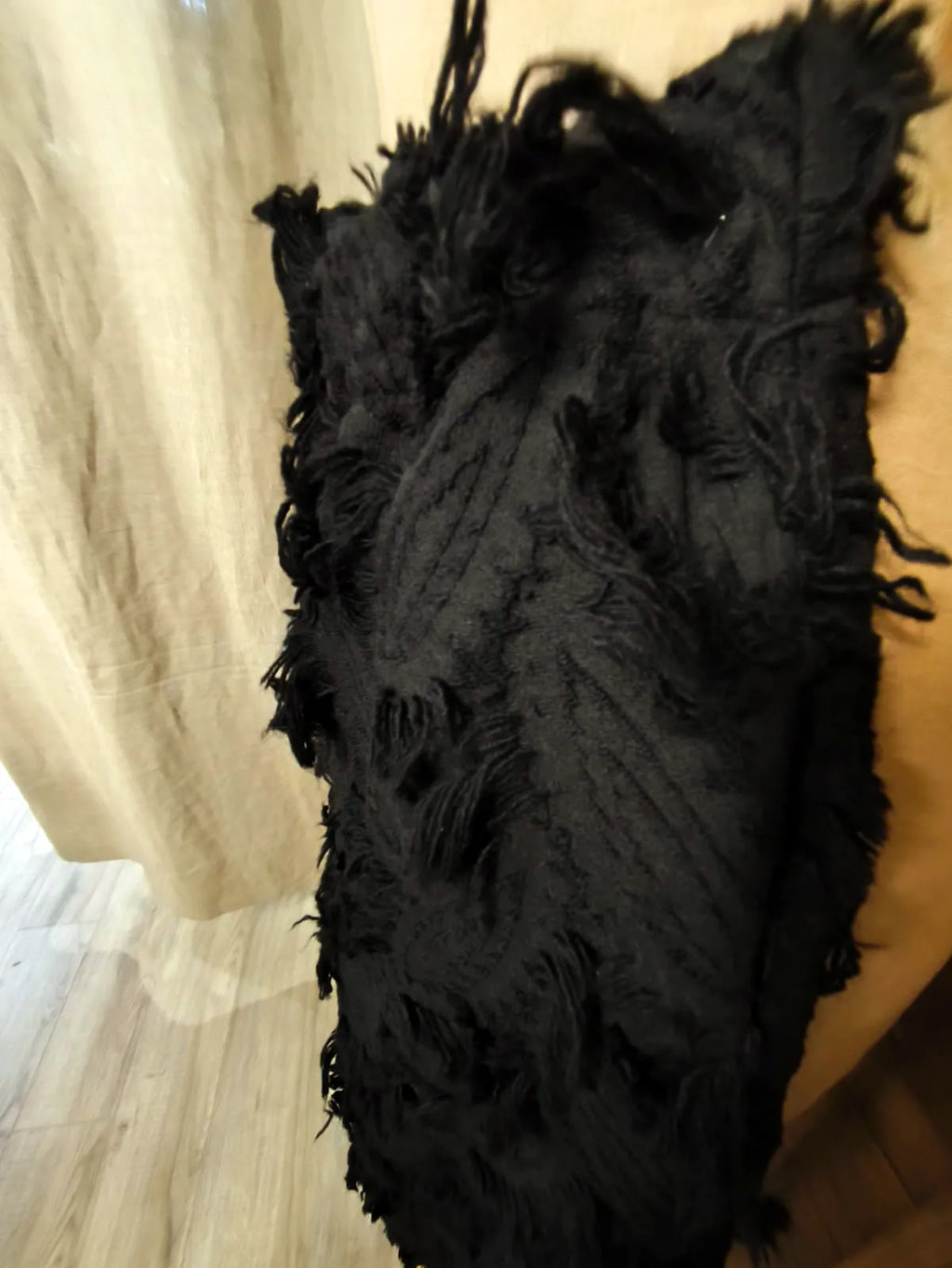 Pantalone nero con lavorazione 3D tono su tono, modello dritto con elastico in vita