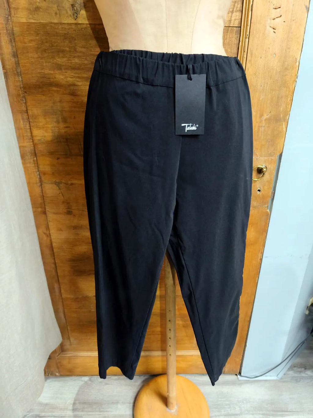 Pantalone in tessuto tecnico, modello dritto con banda colorata solo su un lato, spacchetto sul fondo, elastico in vita