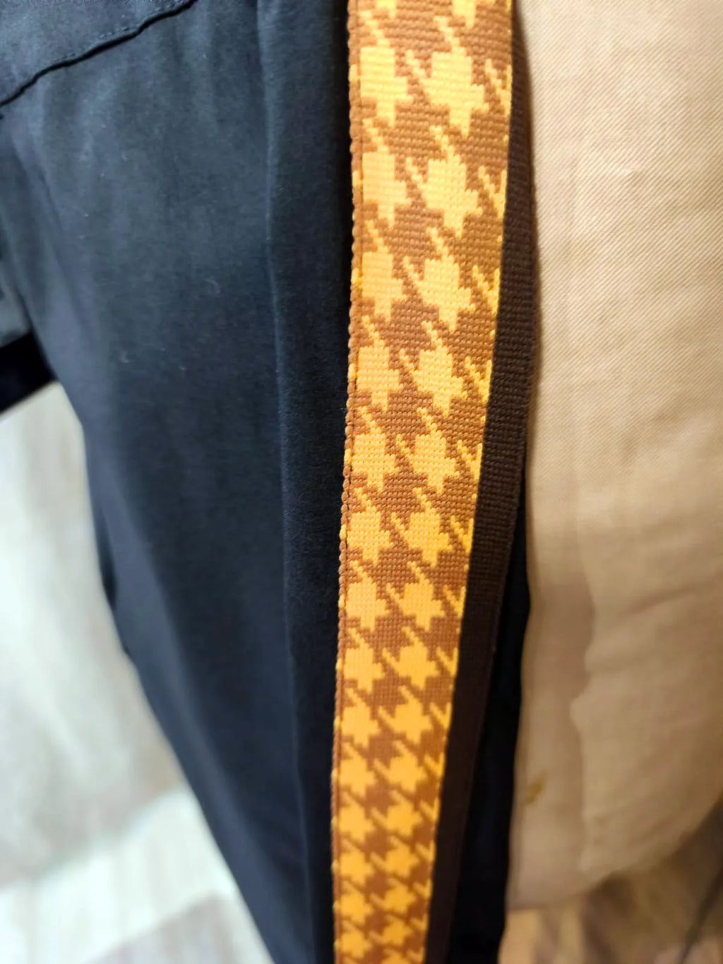 Pantalone in tessuto tecnico, modello dritto con banda colorata solo su un lato, spacchetto sul fondo, elastico in vita