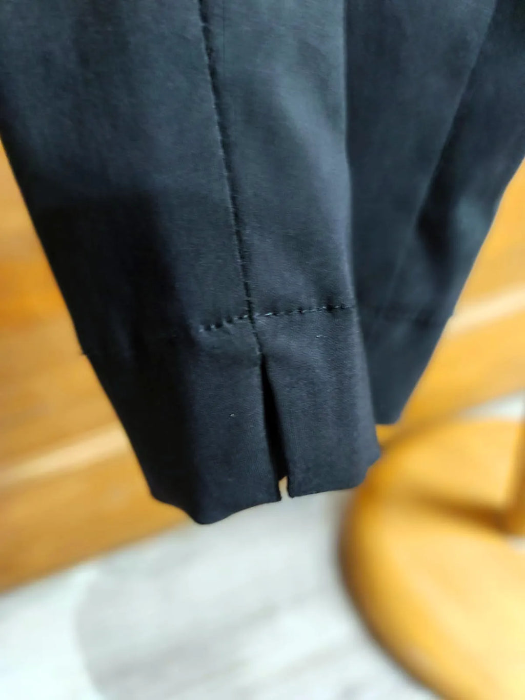 Pantalone in tessuto tecnico, modello dritto con banda colorata solo su un lato, spacchetto sul fondo, elastico in vita