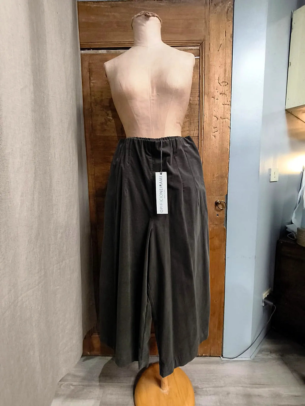 PANTALONE MILLERIGHE IN VELLUTO, MODELLO LARGO, CORTO, TASCA A FILETTO, ELASTICO IN VITA