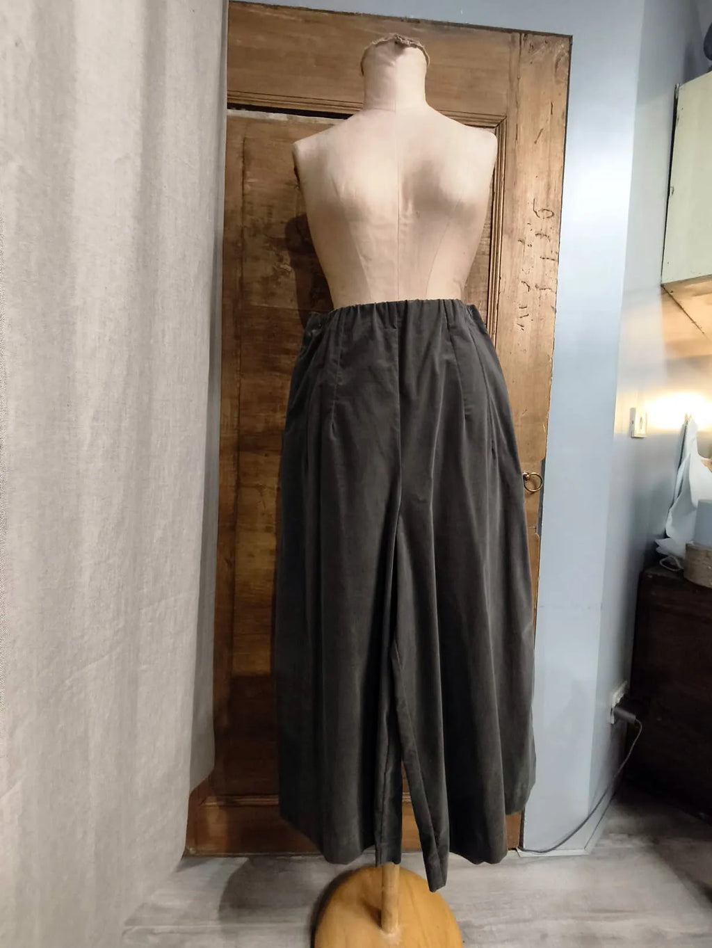 PANTALONE MILLERIGHE IN VELLUTO, MODELLO LARGO, CORTO, TASCA A FILETTO, ELASTICO IN VITA