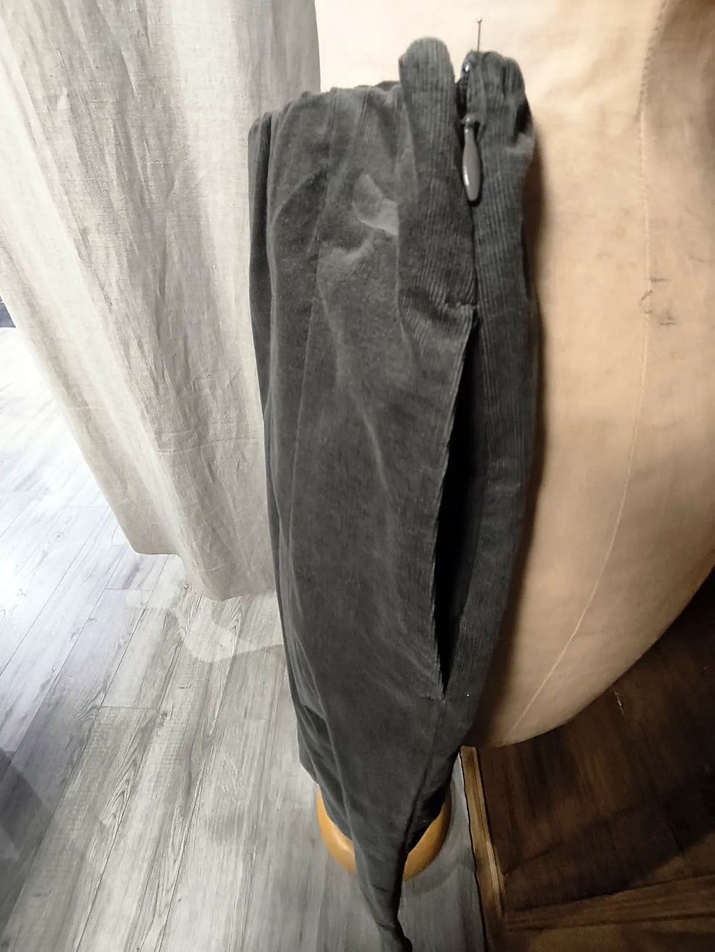 PANTALONE MILLERIGHE IN VELLUTO, MODELLO LARGO, CORTO, TASCA A FILETTO, ELASTICO IN VITA