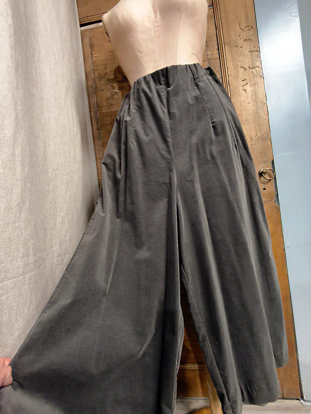 PANTALONE MILLERIGHE IN VELLUTO, MODELLO LARGO, CORTO, TASCA A FILETTO, ELASTICO IN VITA