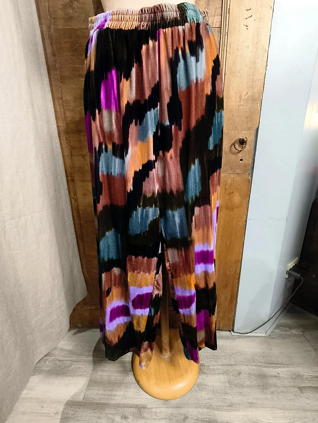PANTALONE IN 85% SETA E 15% VISCOSA, IN VELLUTO MULTICOLOR, MODELLO PALAZZO, CON TASCA A FILETTO, ELASTICO IN VITA