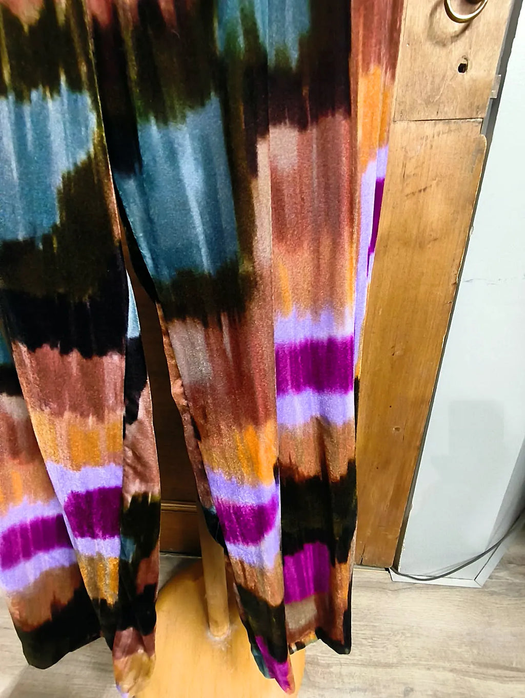 PANTALONE IN 85% SETA E 15% VISCOSA, IN VELLUTO MULTICOLOR, MODELLO PALAZZO, CON TASCA A FILETTO, ELASTICO IN VITA