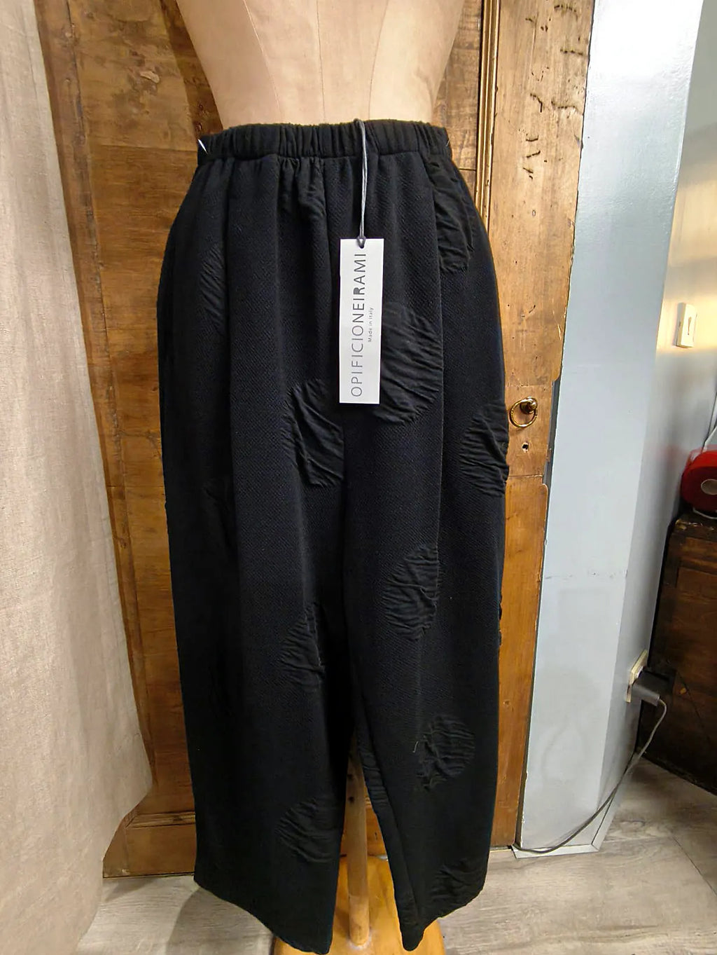 PANTALONE LARGO, AMPIA VESTIBILITA', CON TASCHE, TESSUTO OPERATO, TONO SU TONO