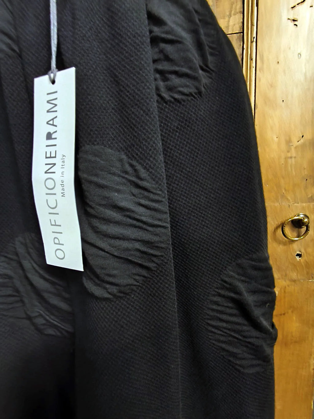 PANTALONE LARGO, AMPIA VESTIBILITA', CON TASCHE, TESSUTO OPERATO, TONO SU TONO